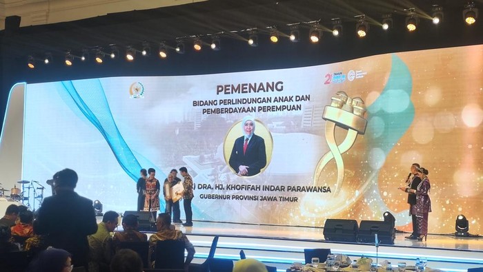 Daftar Pemenang DPD RI Awards 2025, Khofifah Terima Penghargaan